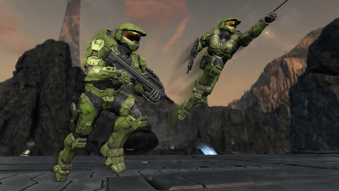 Two Spartans: One is running, the other is using the Grappleshot device.